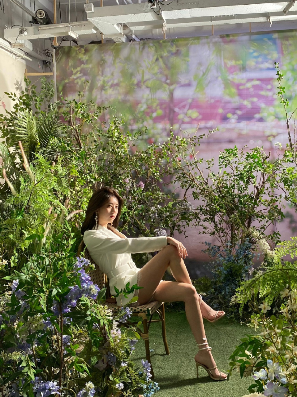 李凯馨的大长腿,如同夏日的竹林,修长挺拔,充满自然的美感.