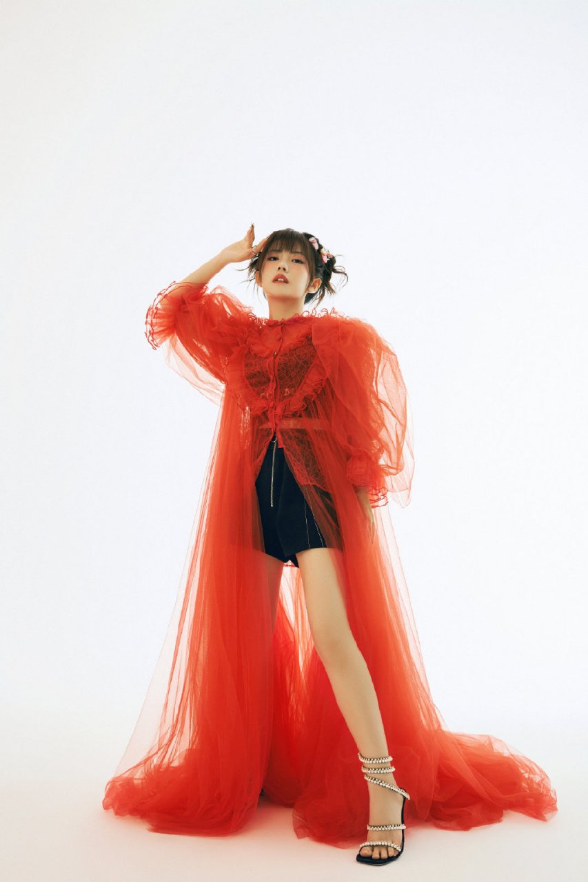 赖美云的高跟凉鞋与美足,宛如花瓣上的露珠,晶莹剔透,带给人无限的