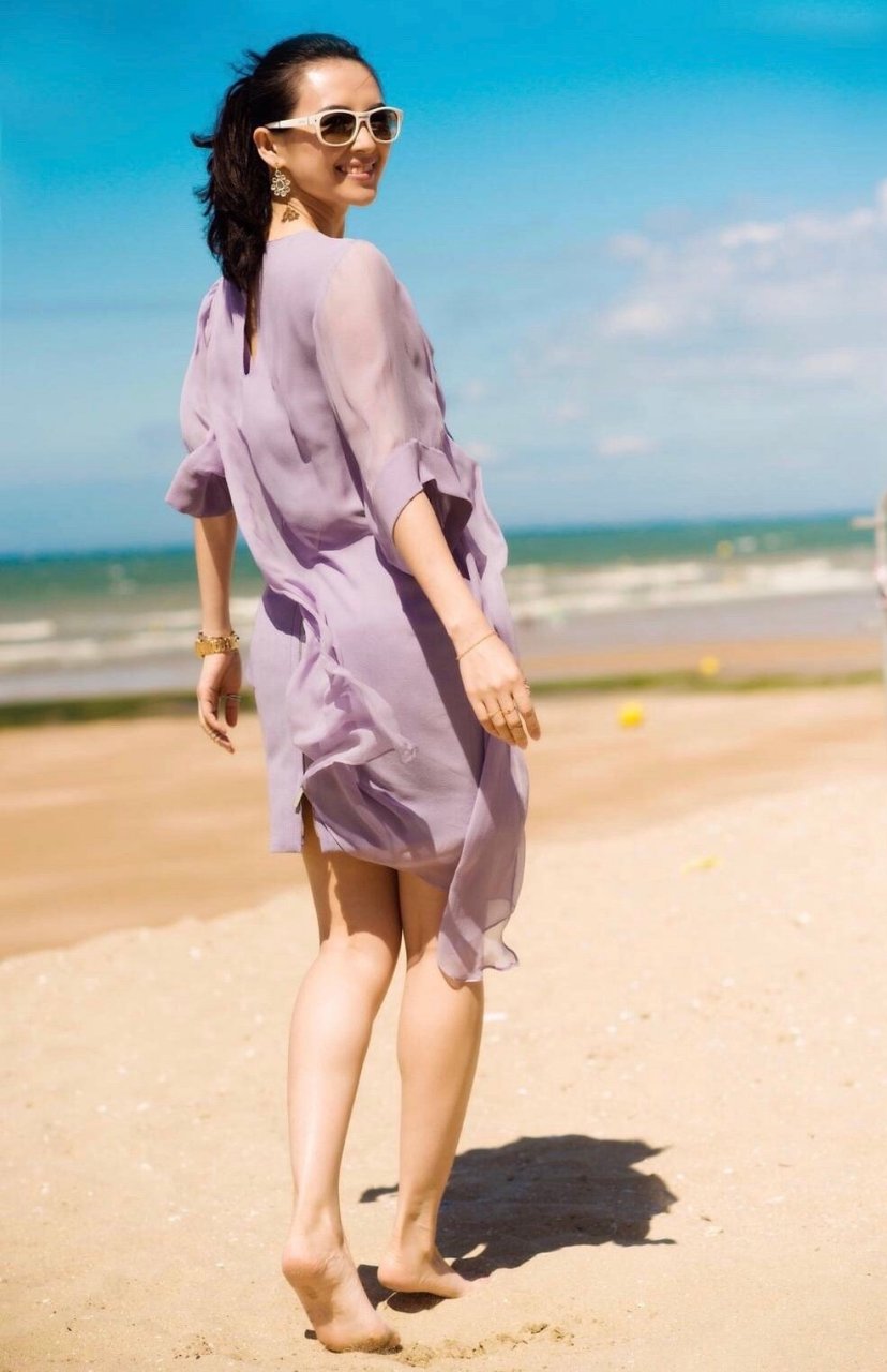 章子怡沙滩光足,如海浪般灵动,自然且美丽.