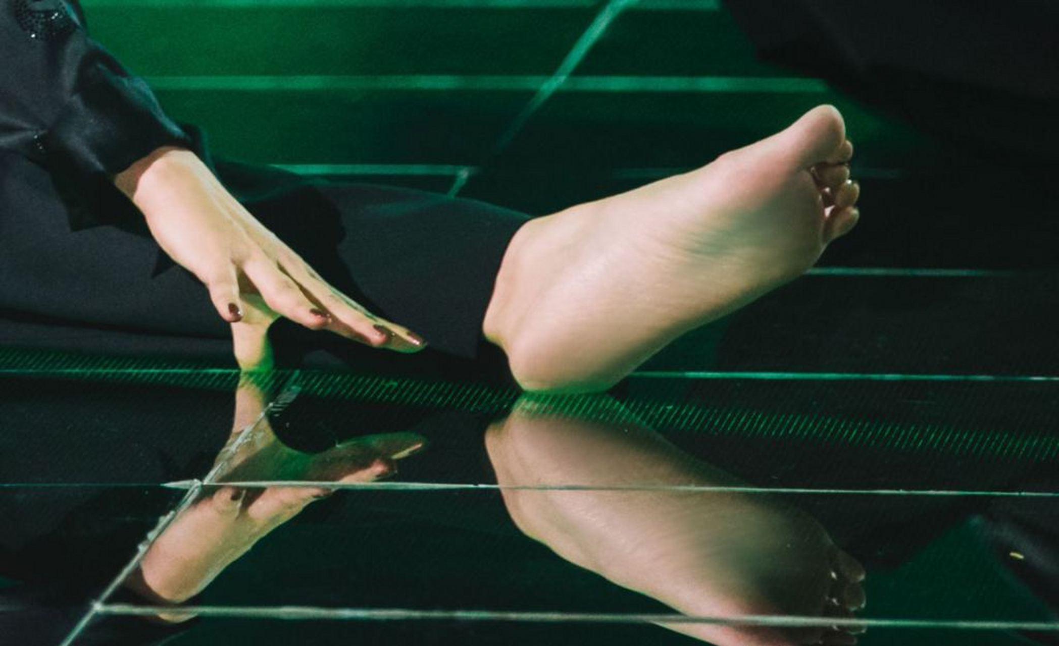 佟丽娅美丽的脚舞台,如同夏日的阳光,热情洋溢.