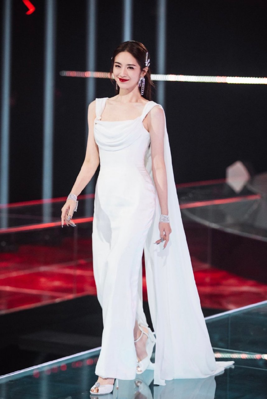 美女主持人刘烨的长腿与高跟鞋,宛如夏日的竹林,修长挺拔,充满自然的