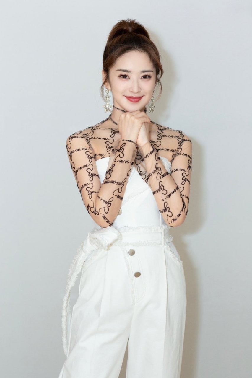 美女主持人刘烨的长腿与高跟鞋,宛如夏日的竹林,修长挺拔,充满自然的
