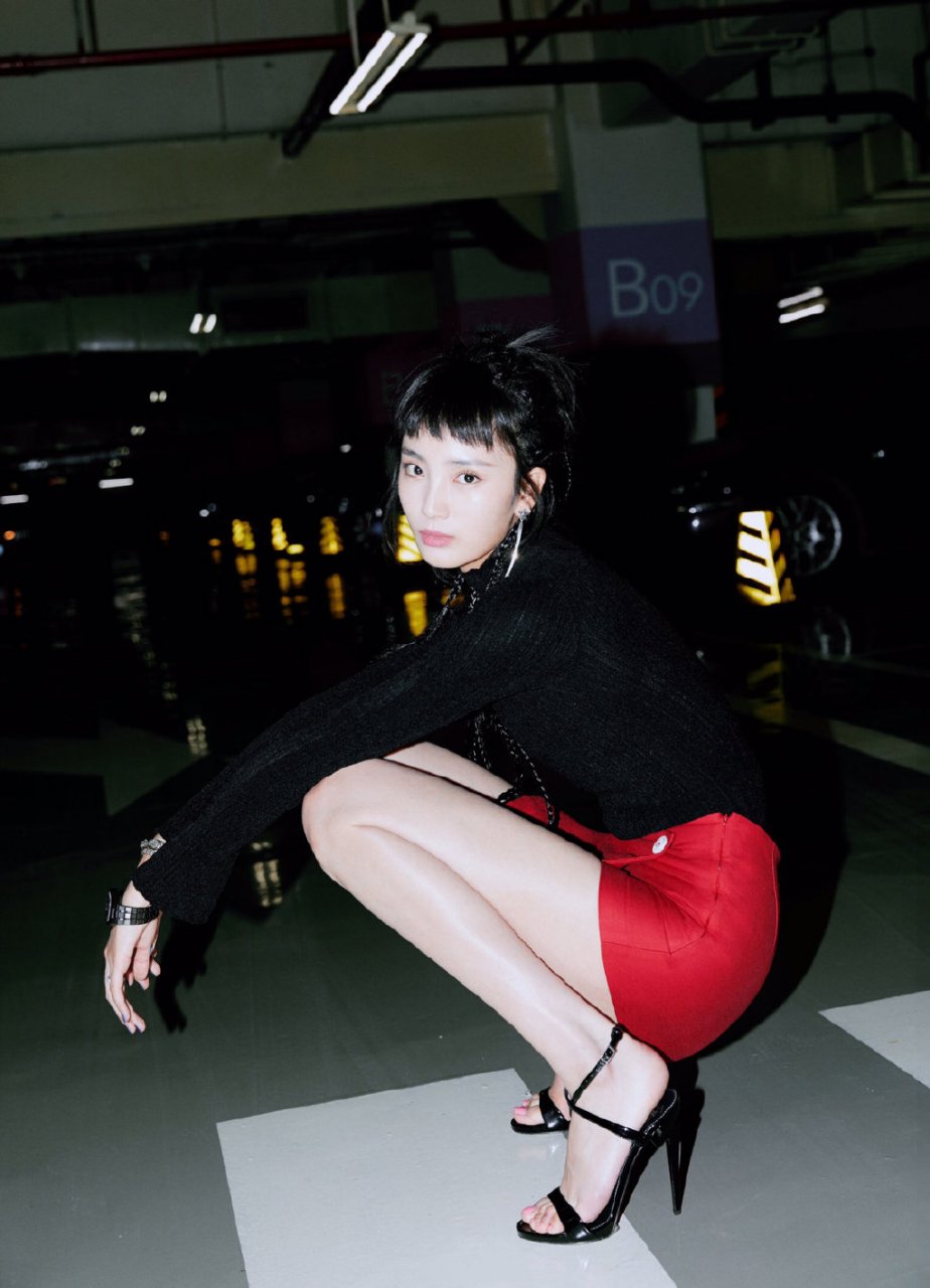 王紫璇粉色热裤大长腿高跟凉鞋美丽的脚,如同春日的花朵,柔美动人.