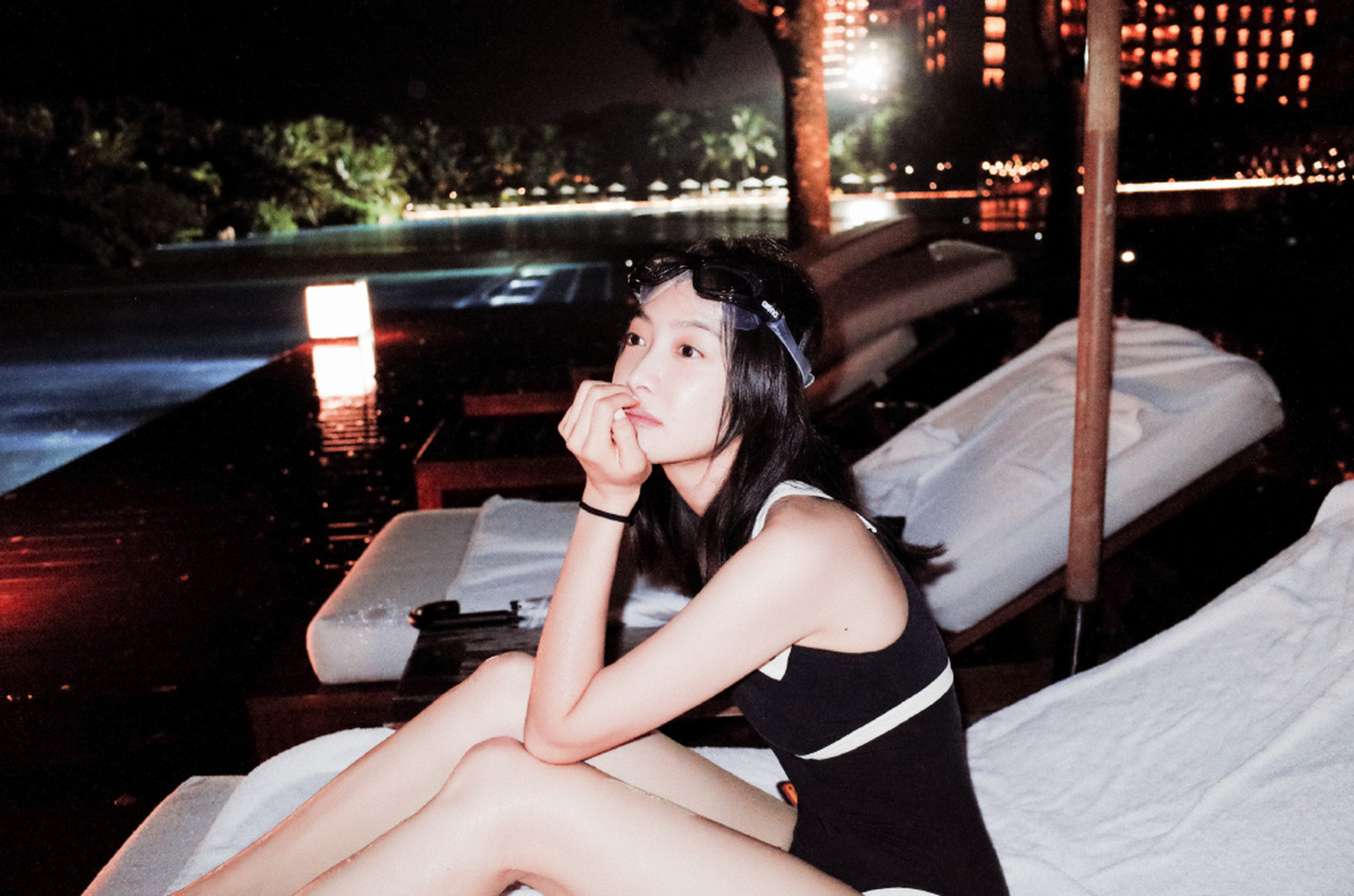 宋茜泳衣好身材,宛如海滨女神,健康迷人.