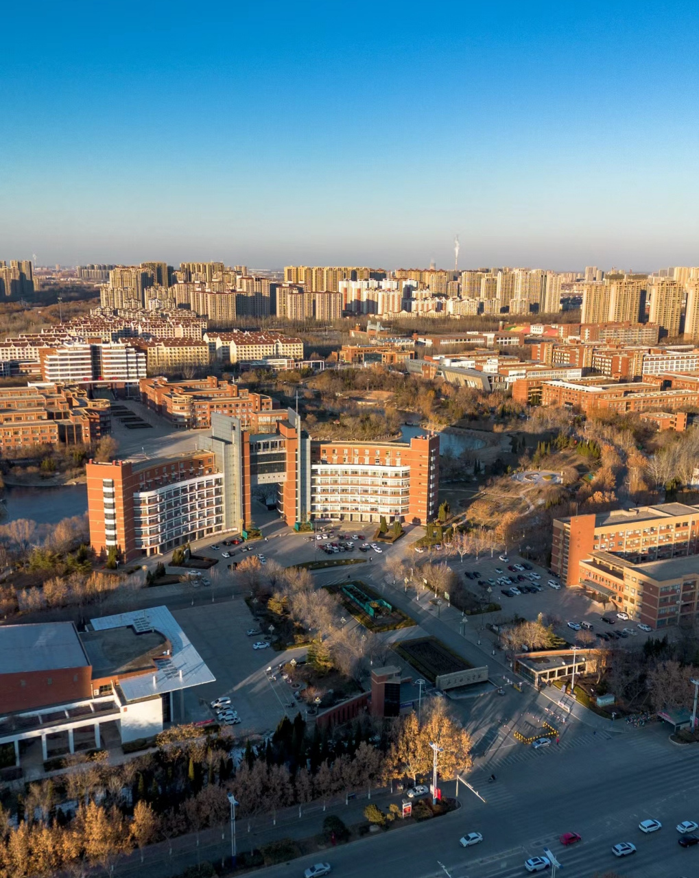 东营是挖煤挖矿带动发展的资源型城市,市区给外地人的整体感官比滨州