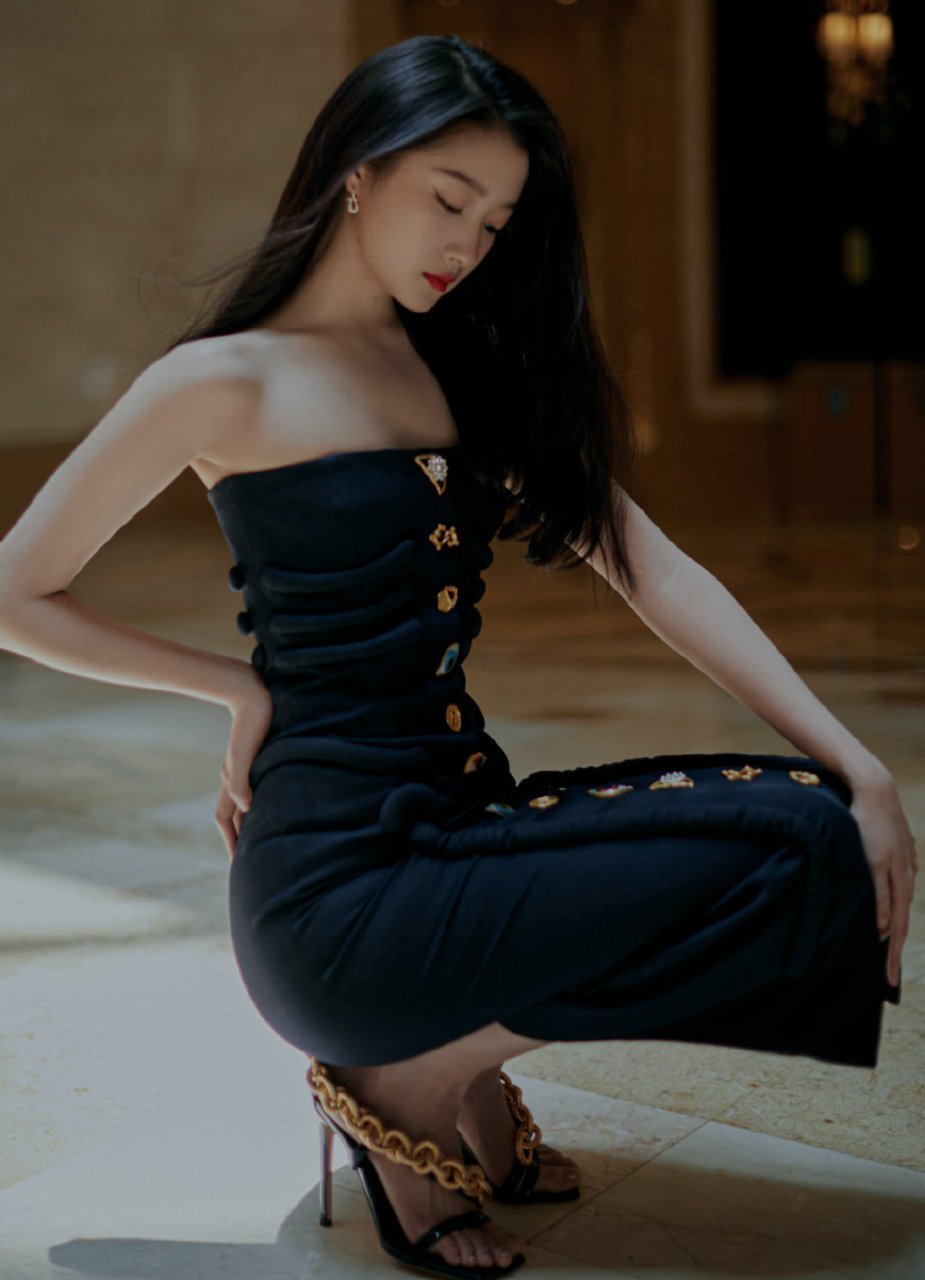 关晓彤的大长腿与一字带高跟凉鞋,展示出她的自信与美丽,每一步都充满