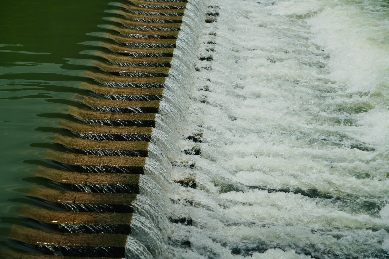梅雨季节,被誉为世界最美廊桥的泗溪北涧桥桥头的碇步是这样的,别有一