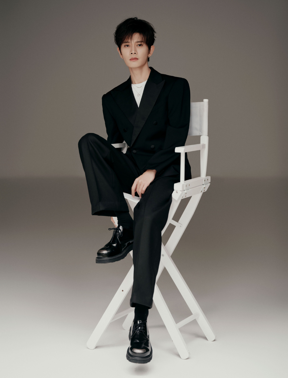 任嘉伦与黑西装的适配度是真高,翩翩贵公子即视感,下颚线绝了!