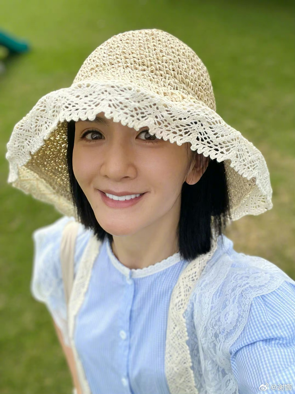 谢娜社交平台发文喊话粉丝,问他们都在干什么,还表示自己在接孩子放学