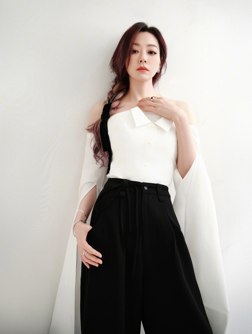 张靓颖,白色路肩长袖搭配黑色高腰裙,扎个麻花辫真好看!