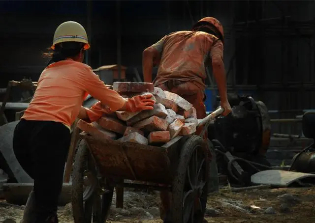 高强度体力劳动工作:如重体力搬运等,对身体机能要求较高,中年人磕苘