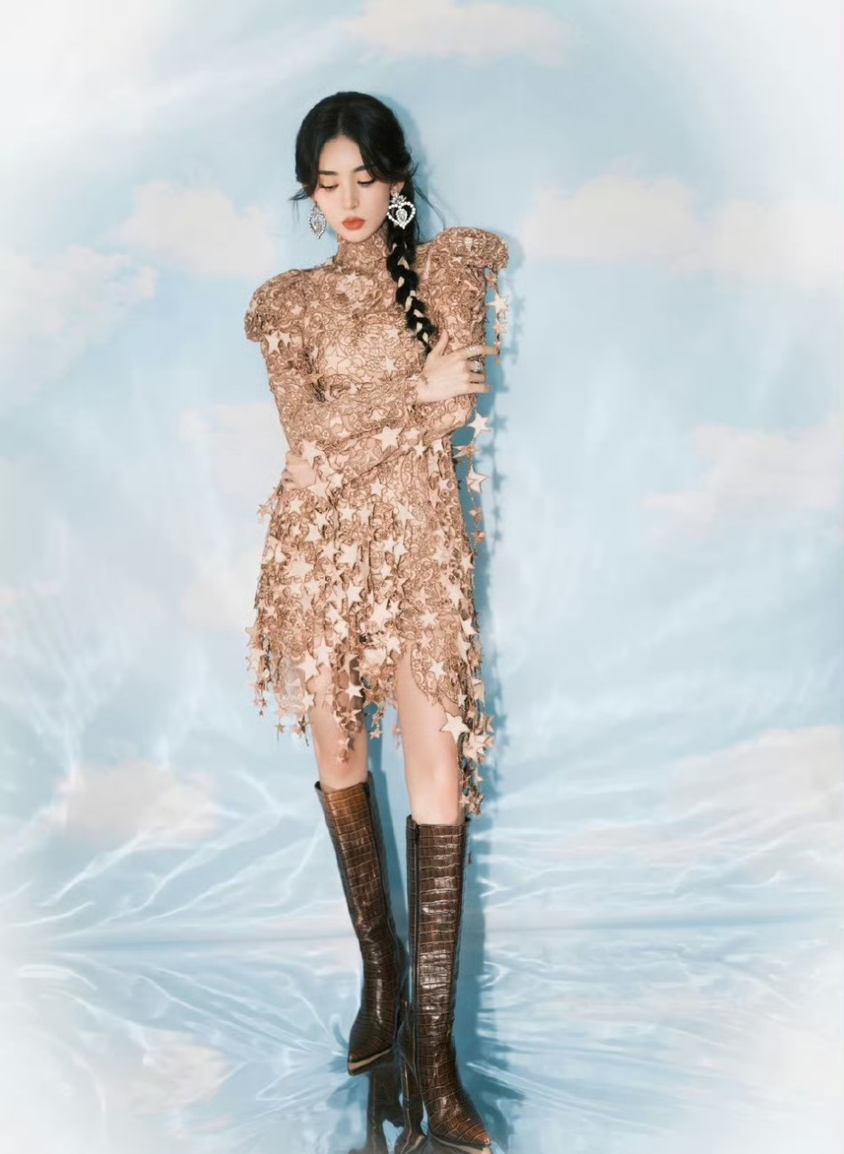 古力娜扎,棕色长袖星星连衣裙搭配高筒靴,扎个麻花辫,真美真好看!