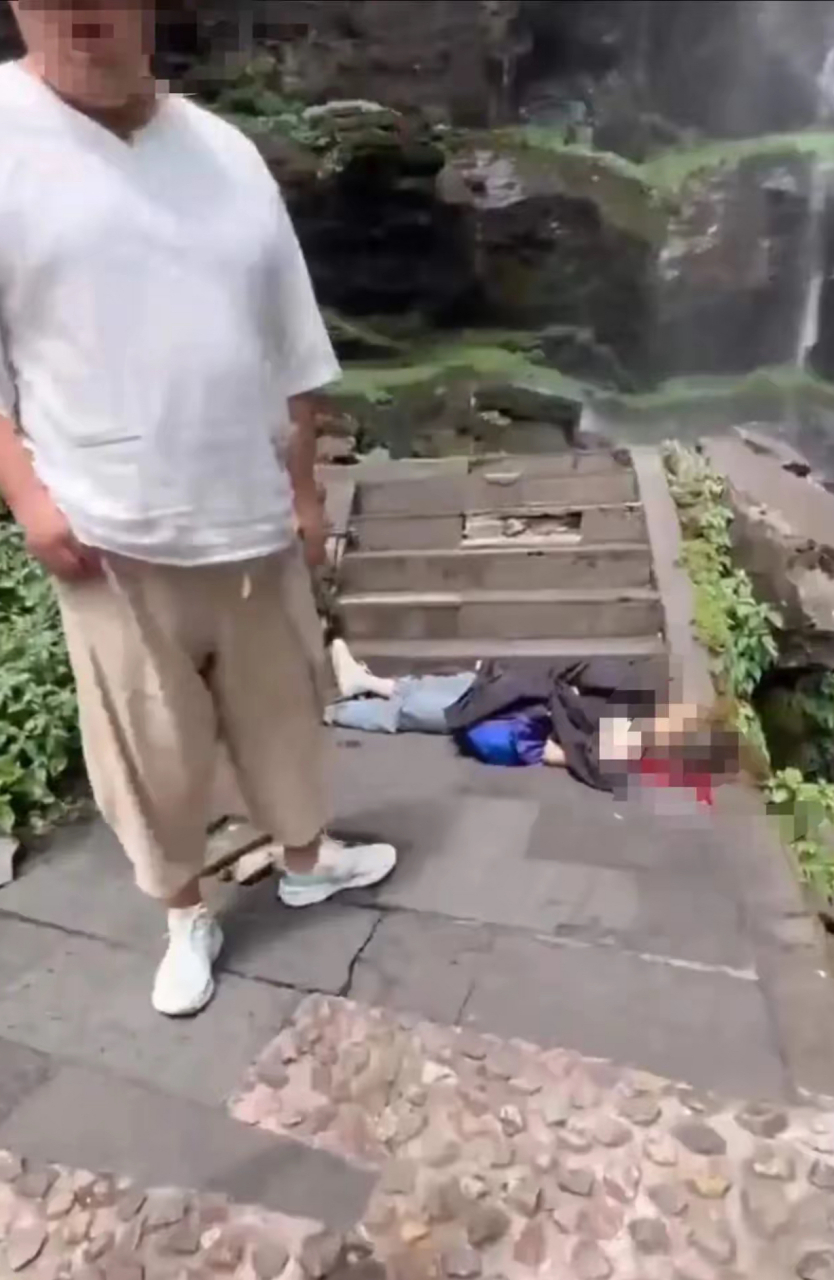 四川瓦屋山景区发生落石伤人事件,一名女子在游玩时突然被砸中身亡.