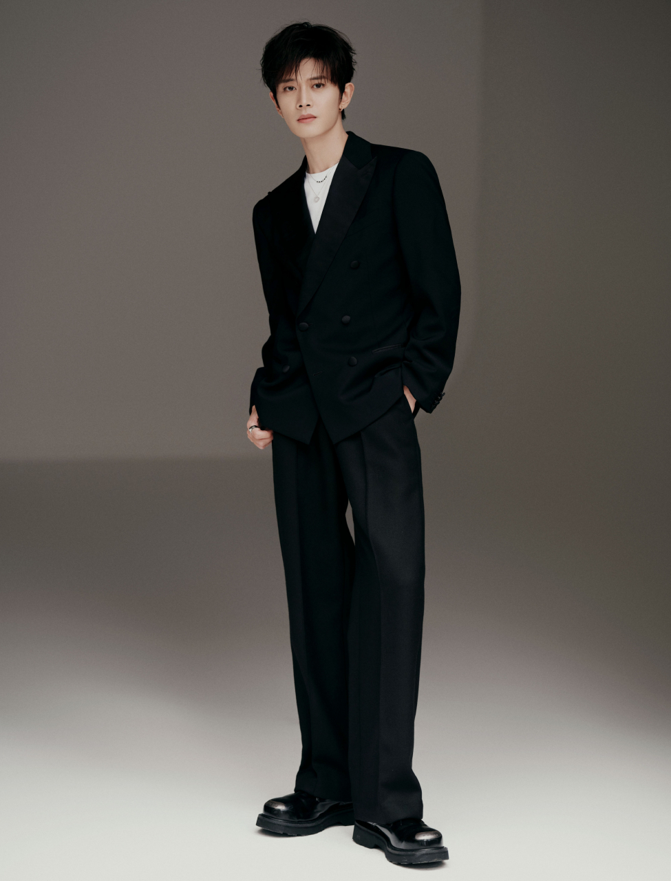 任嘉伦与黑西装的适配度是真高,翩翩贵公子即视感,下颚线绝了!