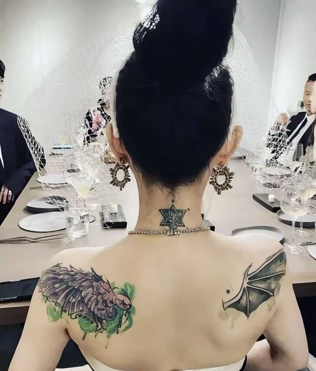 大s这个纹身好看吗?也许纹身是她的爱好对他意义重大.
