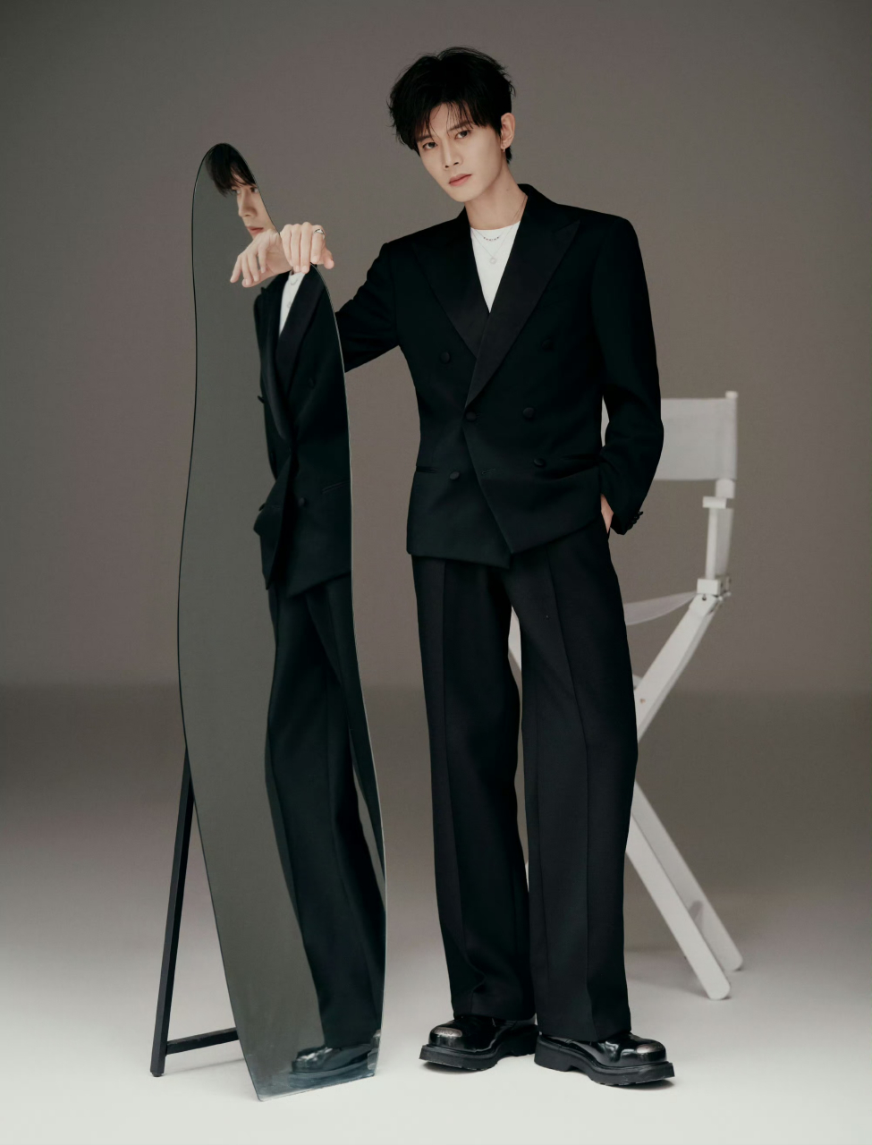 任嘉伦与黑西装的适配度是真高,翩翩贵公子即视感,下颚线绝了!