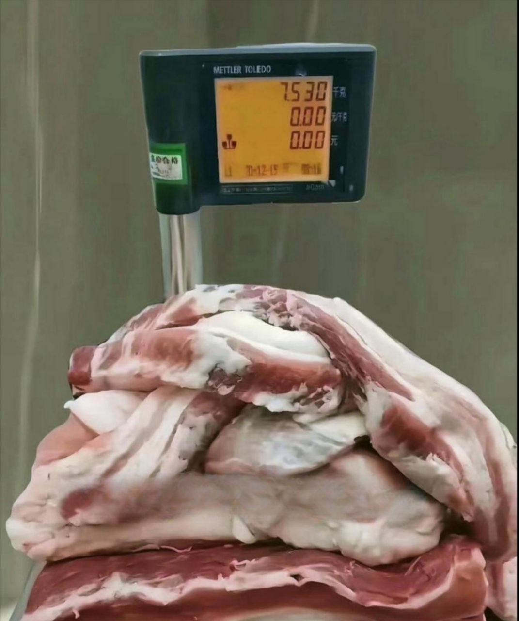 看了称重的猪肉后有了,五斤肉就那么大一坨,十五斤的就更不用说了,五
