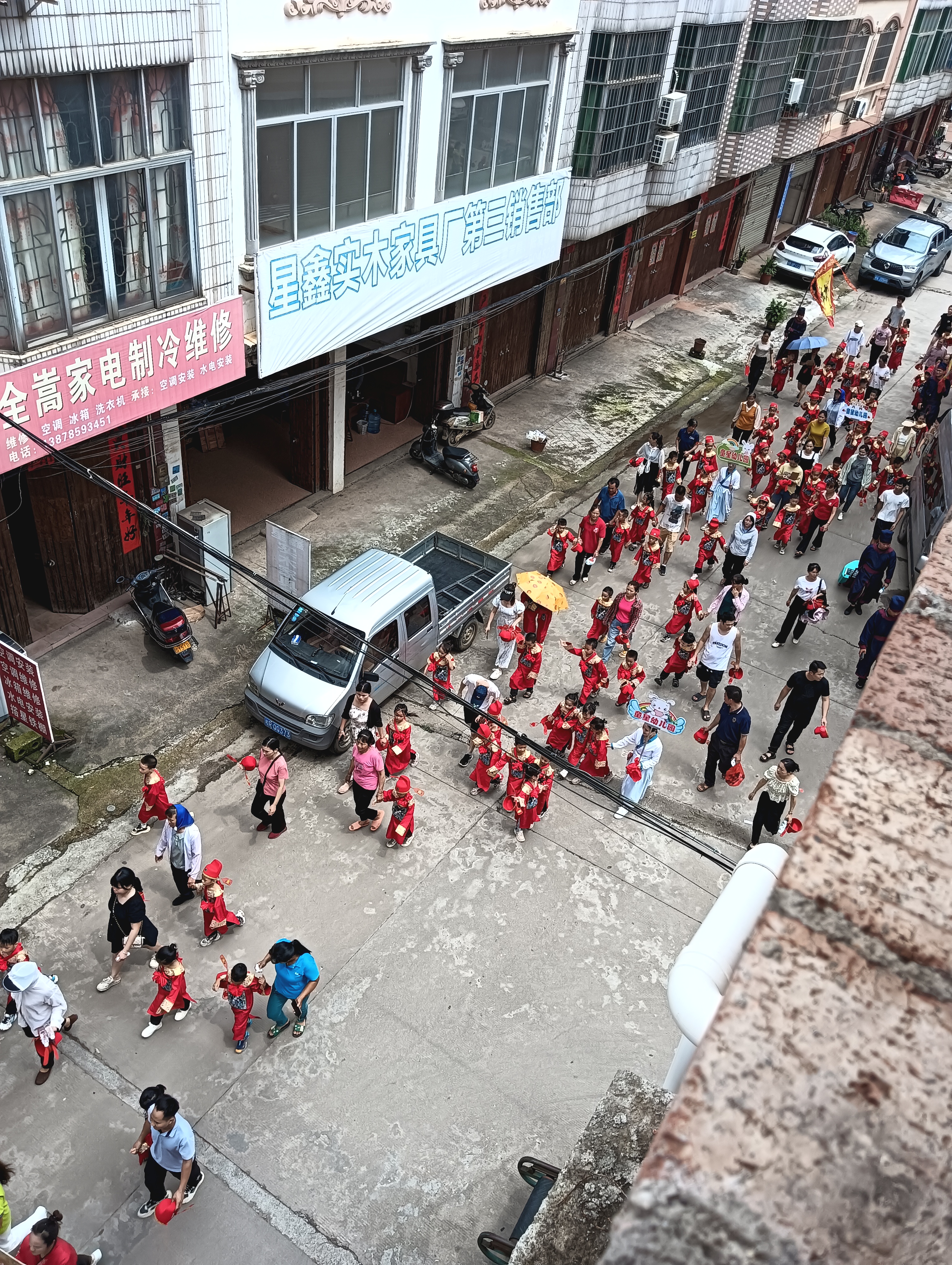 奇葩"游街",真是服了学校的老师,让学生穿着红色汉服,举着学校招聘,放