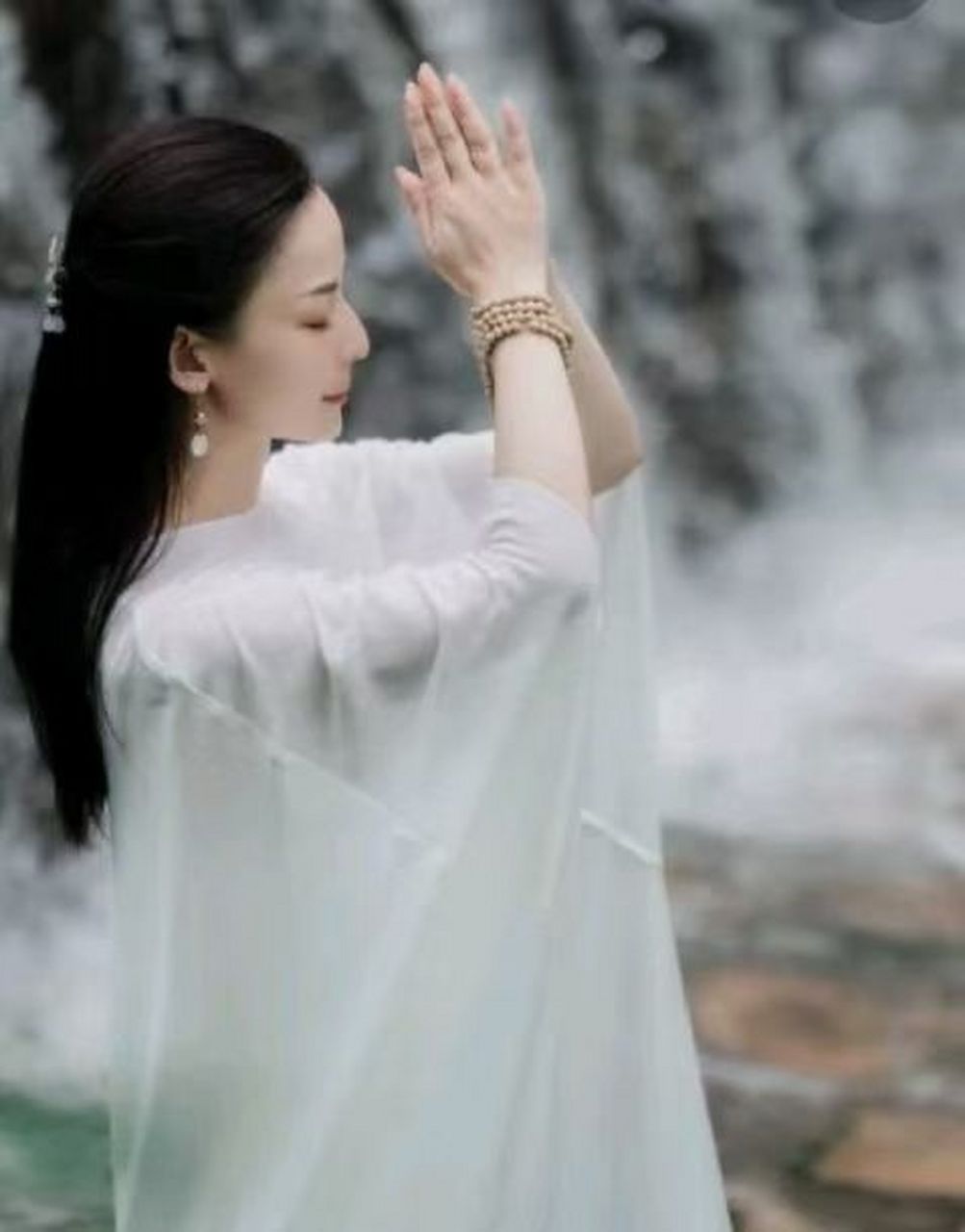 [微笑][鲜花] 念珠寓意念佛,念法,念僧, 念念修行,念念回归清净自性.