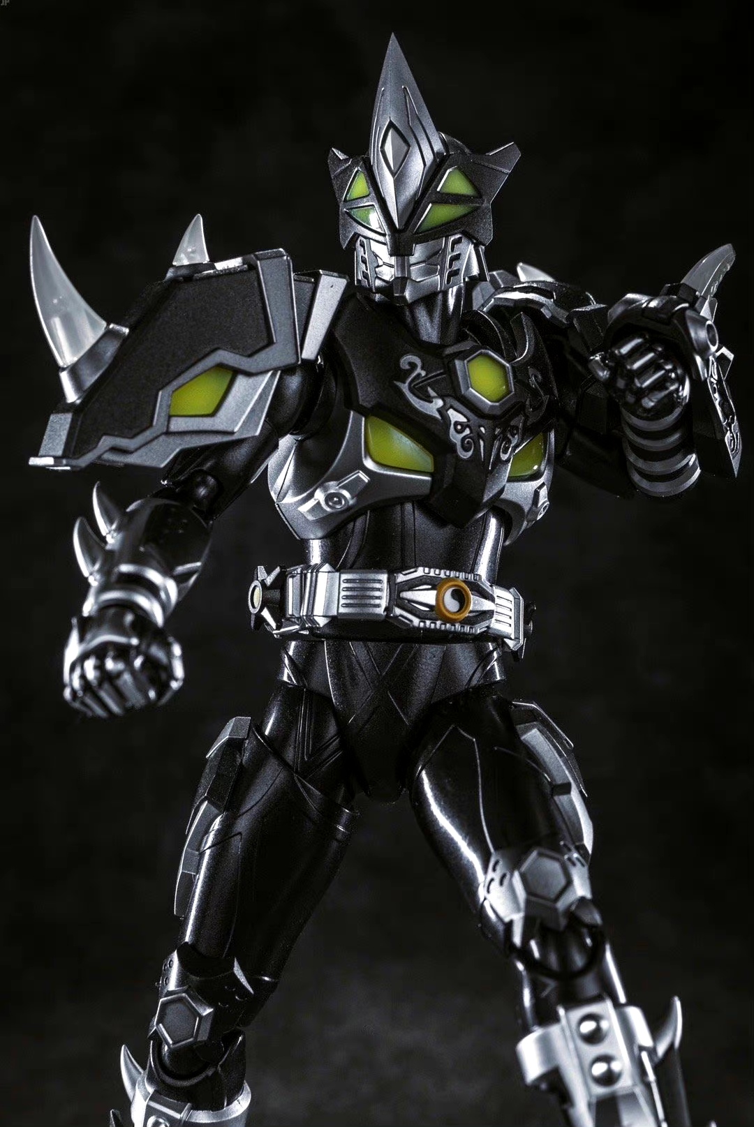 先用肩甲或水甲盾挡住攻击,后趁势反击敌人