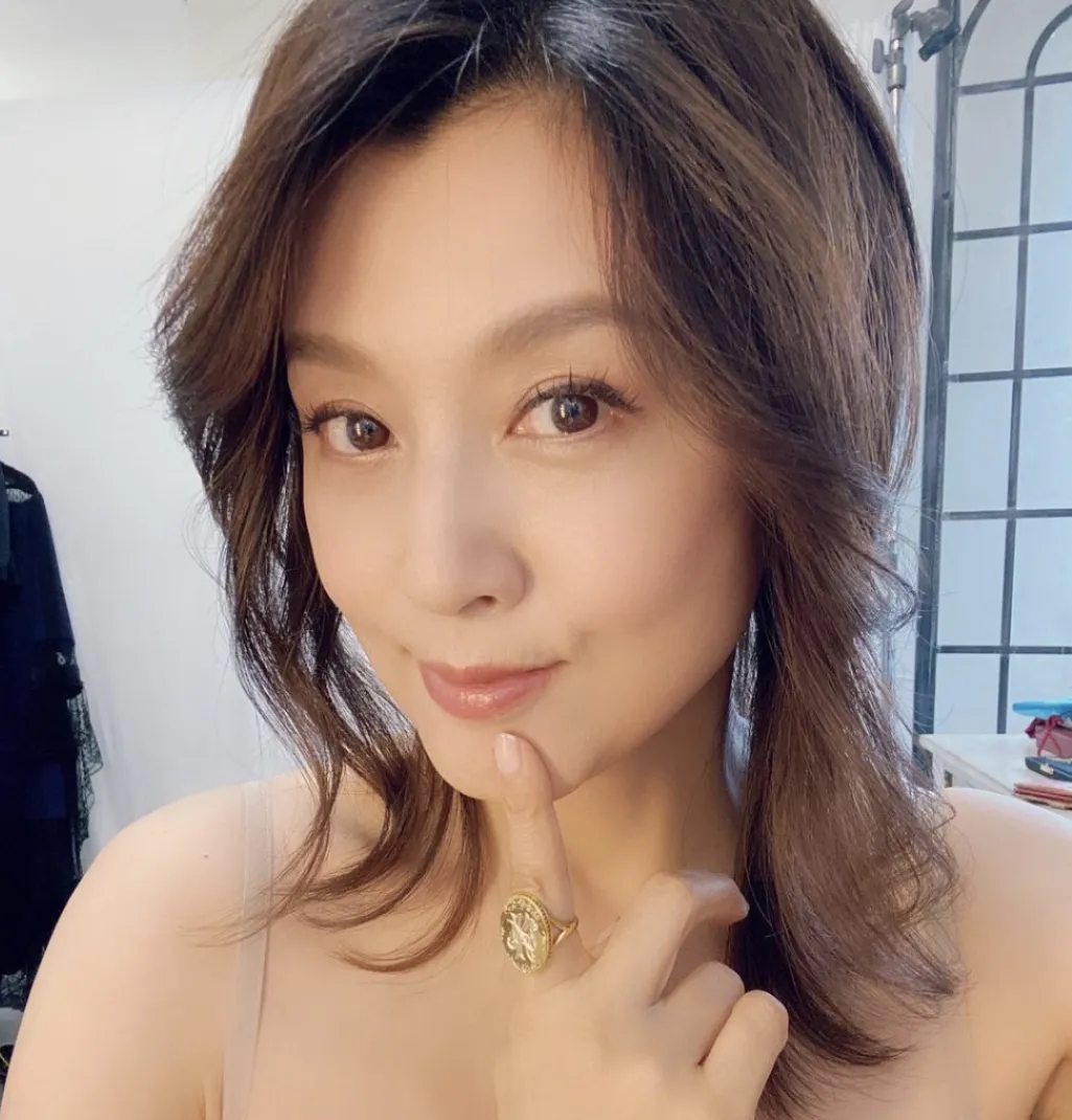 52岁的藤原纪香身材依然维持得很好,这也托赖她天天健身的原因,加上穿