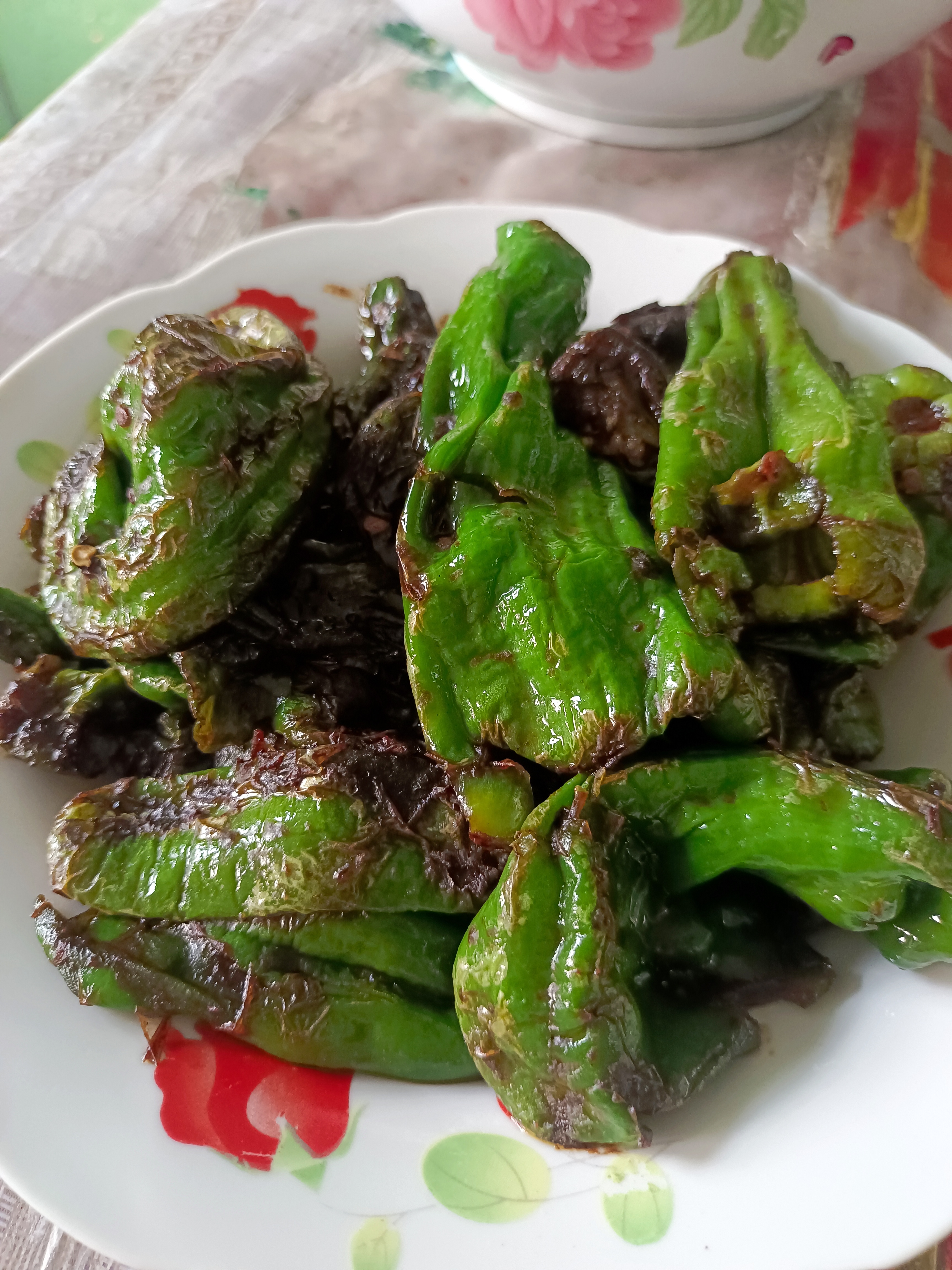 婆婆做的虎皮青椒,超级好吃,就是土辣椒有点辣,中午我吃了三个.