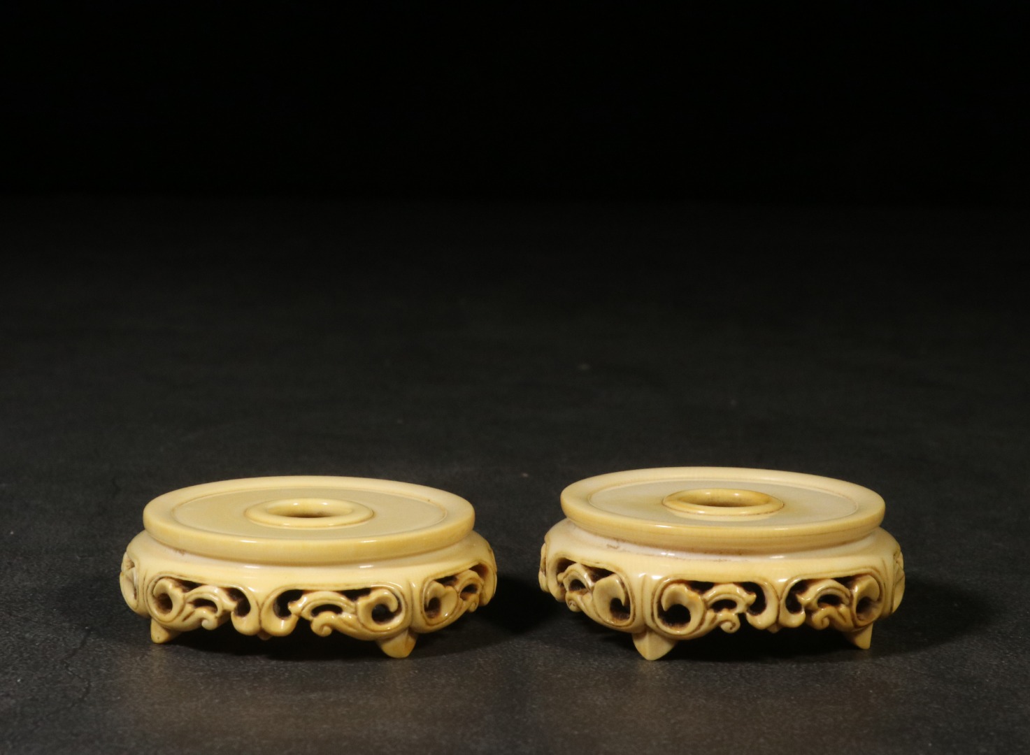 雕手工雕刻缠枝纹饰圆形底座一对 尺寸:高1.7/2厘米,台面直径4/2