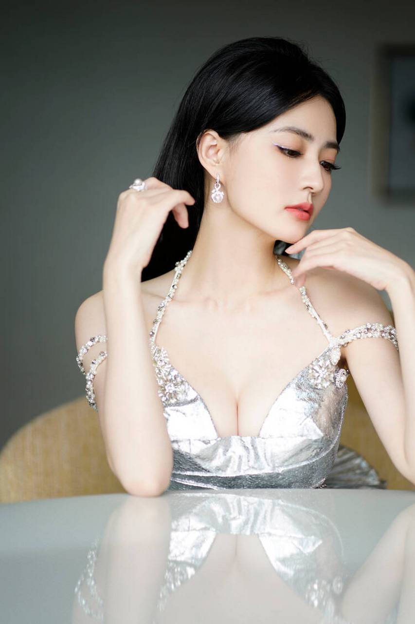 徐璐穿着一件银色的吊带礼服,拍摄了一组令人惊艳的写真.