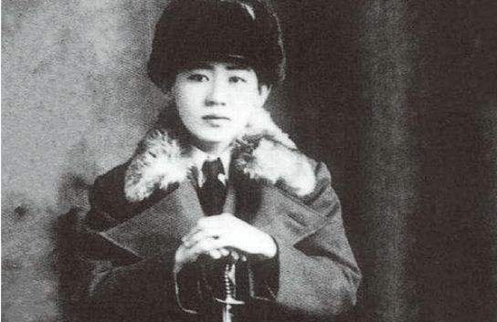 珍当做珍宝来爱护,反而将年仅六岁的她送给了日本浪人川岛浪速当养女