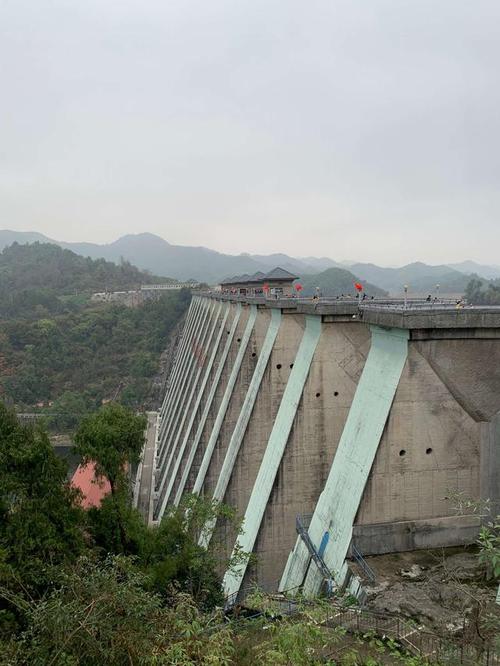 安徽梅山水库大坝始建于1954年. 是钢筋混凝土连拱坝,高达到88