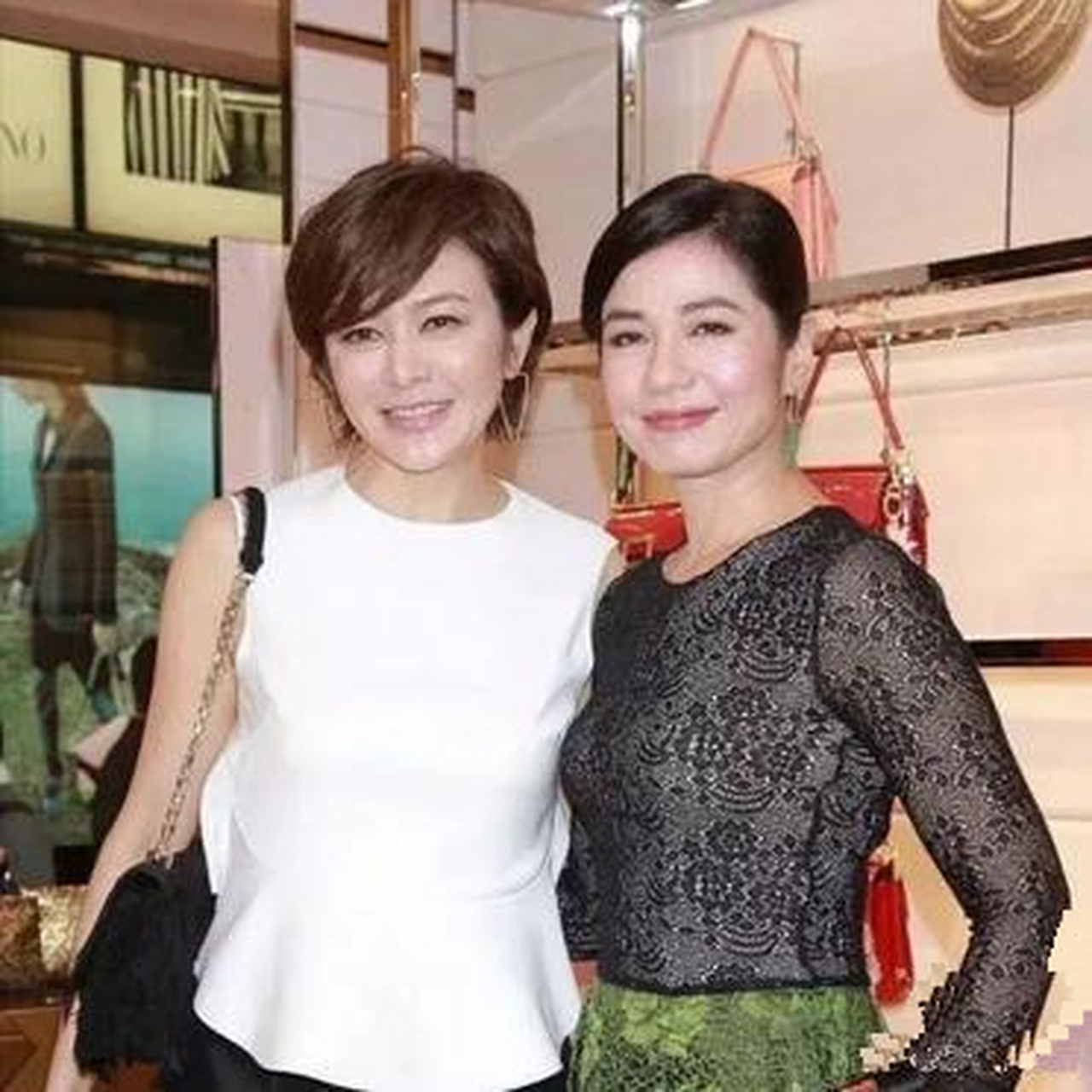 钟楚红与关之琳合影,两姐妹的站姿各有不同