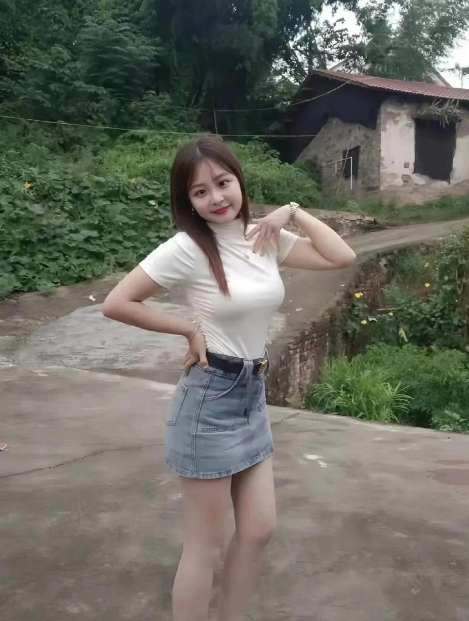 这位农村女孩完美,外貌出众气质好,善良真诚目光清澈,给人淡雅清新之