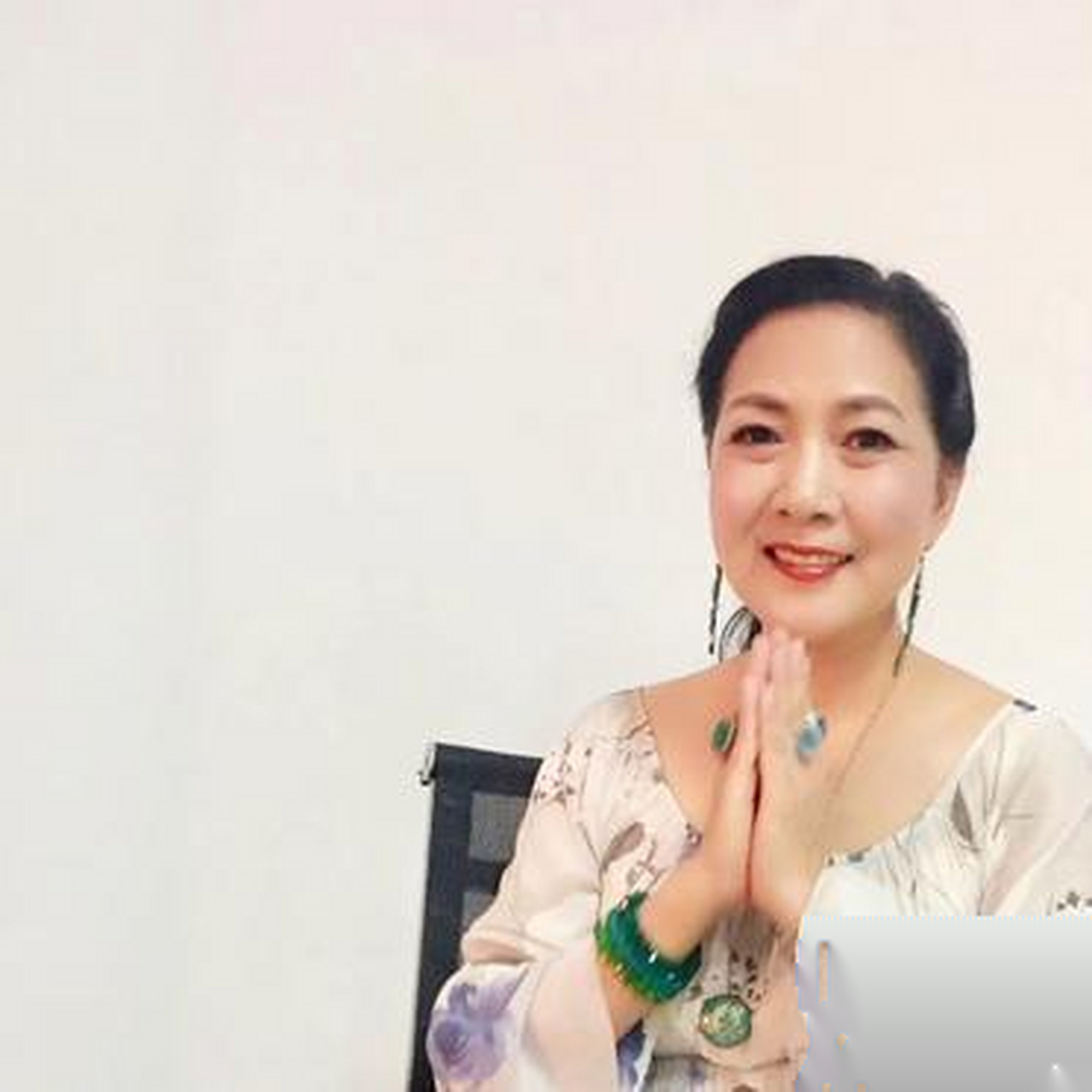 64岁的沈丹萍晒家中照片,身穿花色连衣裙