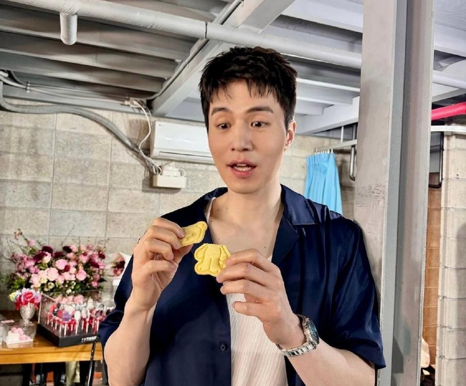 李栋旭短发更年轻!