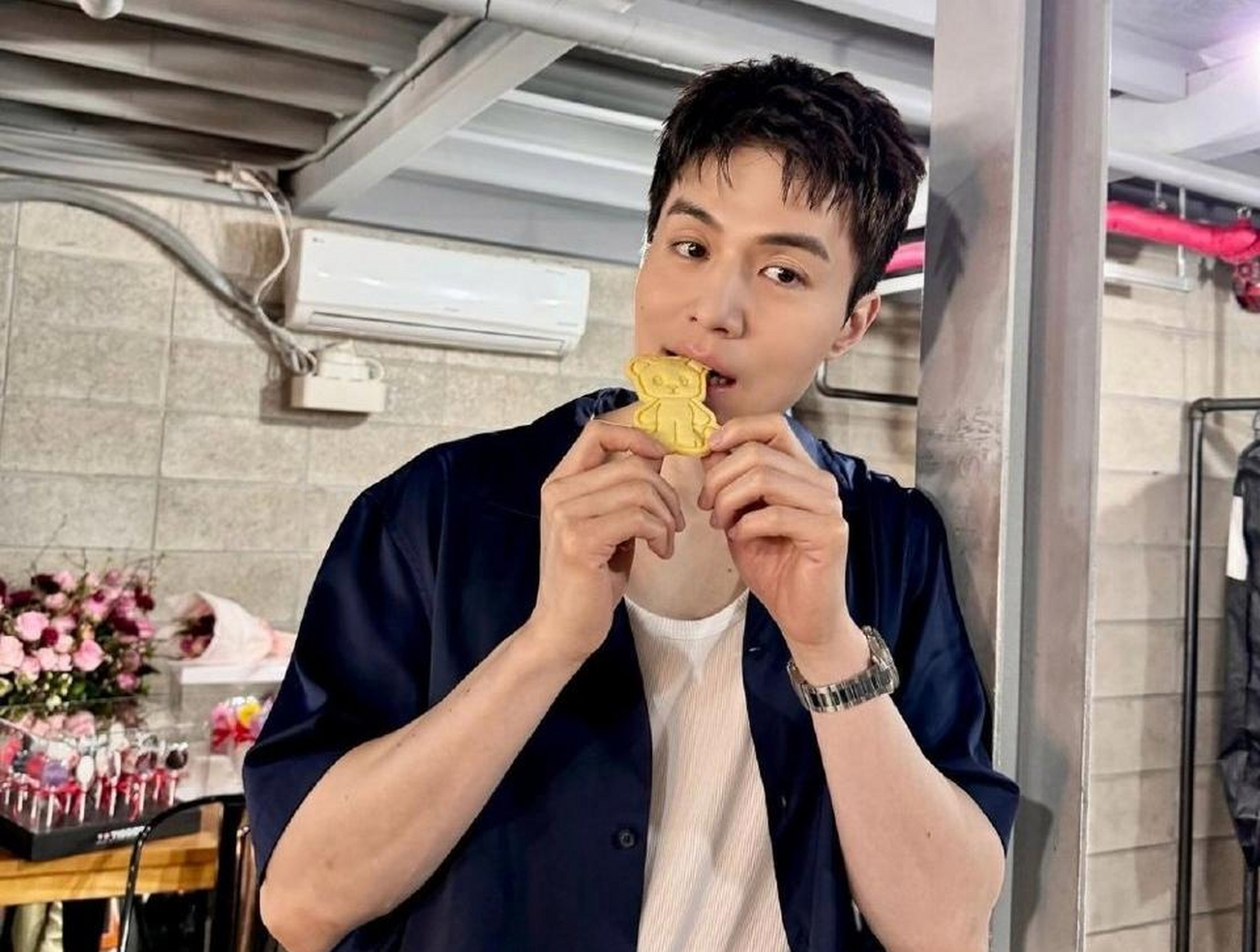 李栋旭短发更年轻!