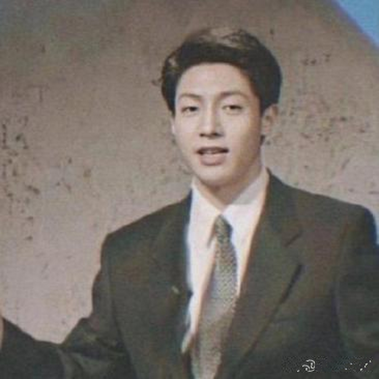 撒贝宁年轻时的照片,令人惊叹.那时的他,青春洋溢,朝气蓬勃