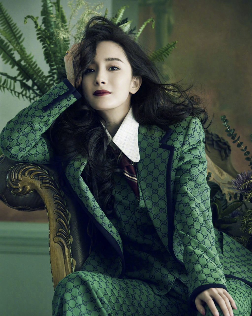 杨幂红秀封面杂志写真大片,颜值与气质并存!