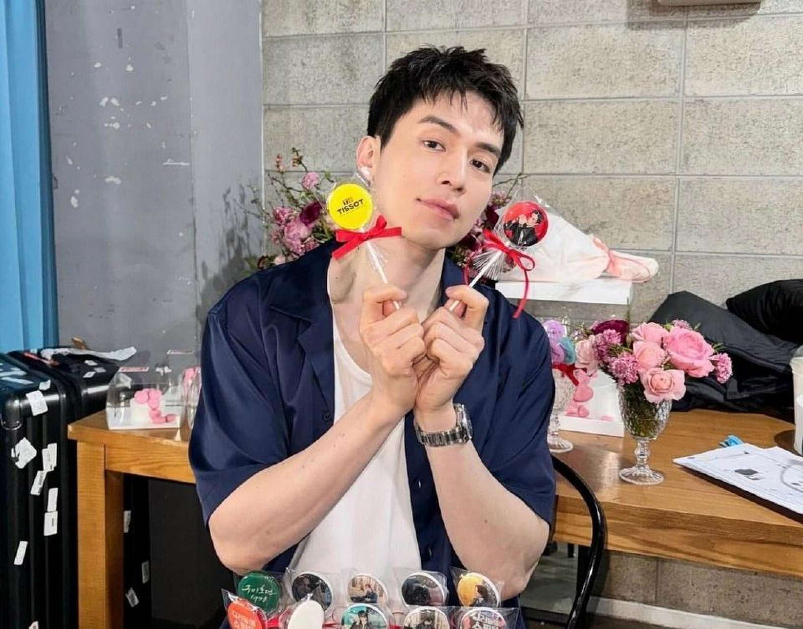 李栋旭短发更年轻!