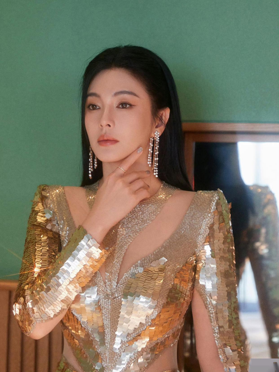 张雨绮新造型闪闪发光浪漫得不行