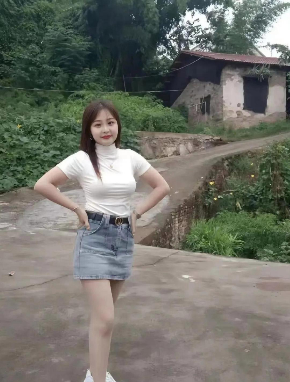 这位农村女孩完美,外貌出众气质好,善良真诚目光清澈,给人淡雅清新之