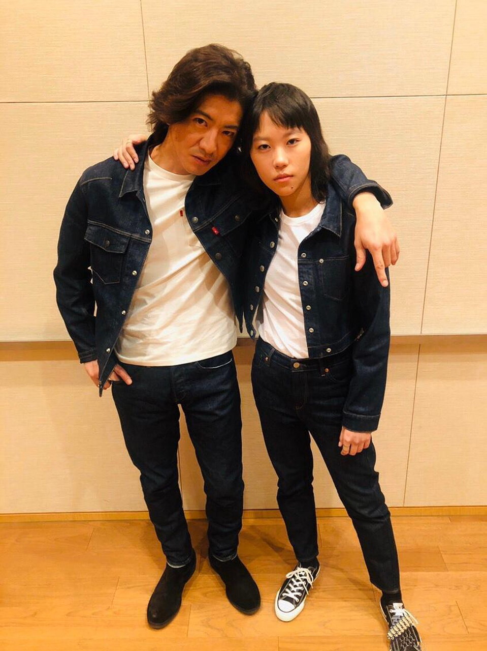 47岁木村拓哉紧搂23岁窦靖童,同穿牛仔服配白t恤,又帅又酷