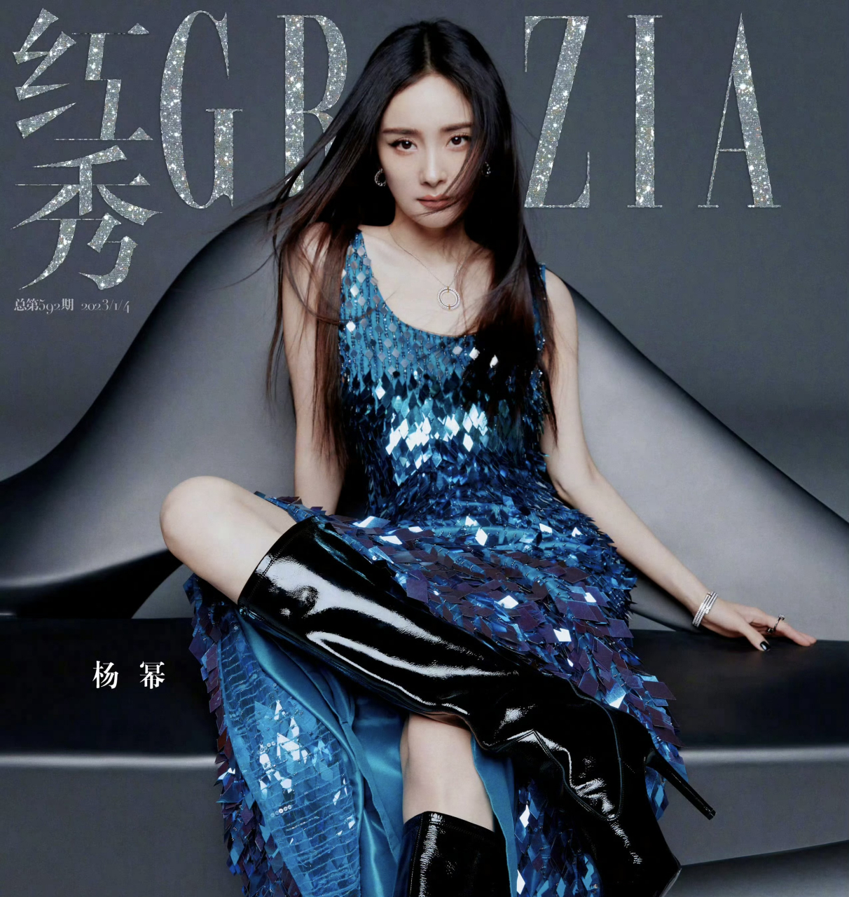 杨幂红秀封面杂志写真大片,颜值与气质并存!