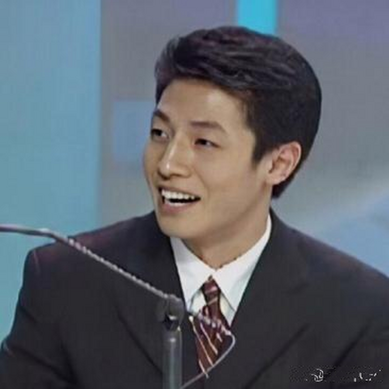 撒贝宁年轻时的照片,令人惊叹.那时的他,青春洋溢,朝气蓬勃