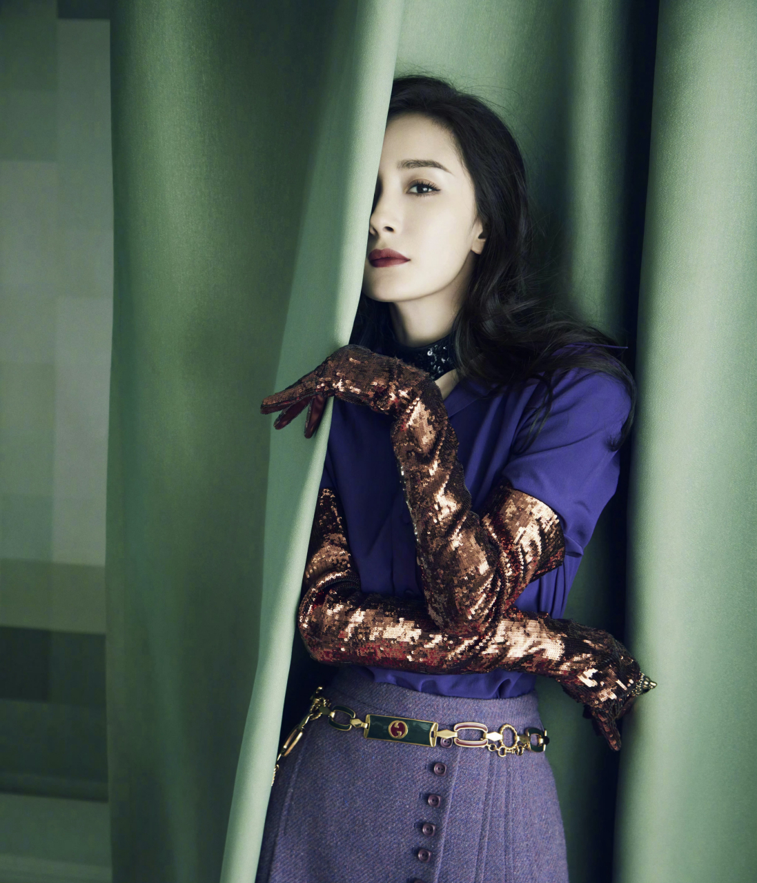 杨幂红秀封面杂志写真大片,颜值与气质并存!