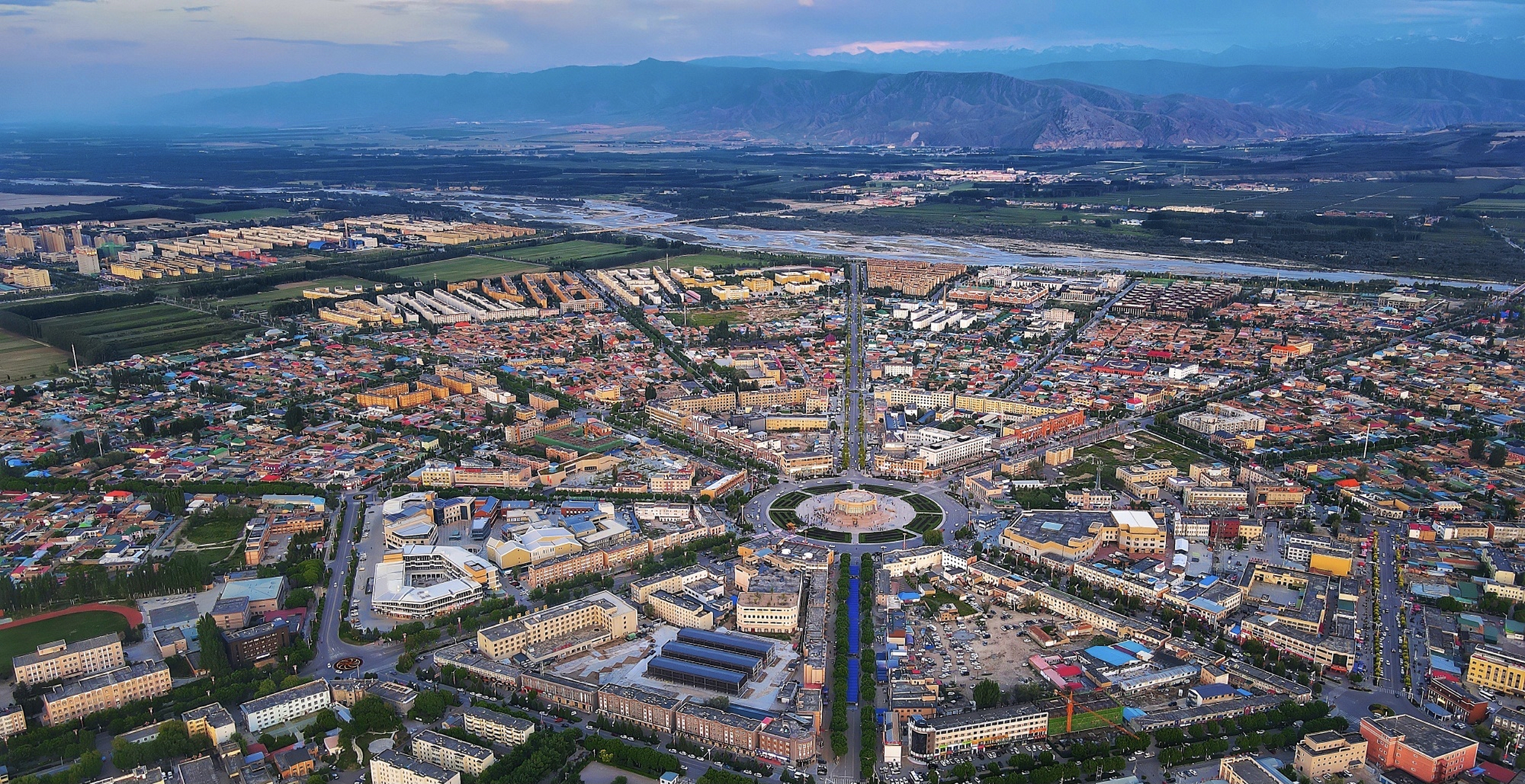 新疆伊犁州的特克斯县因八卦形状的城市布局而著称.