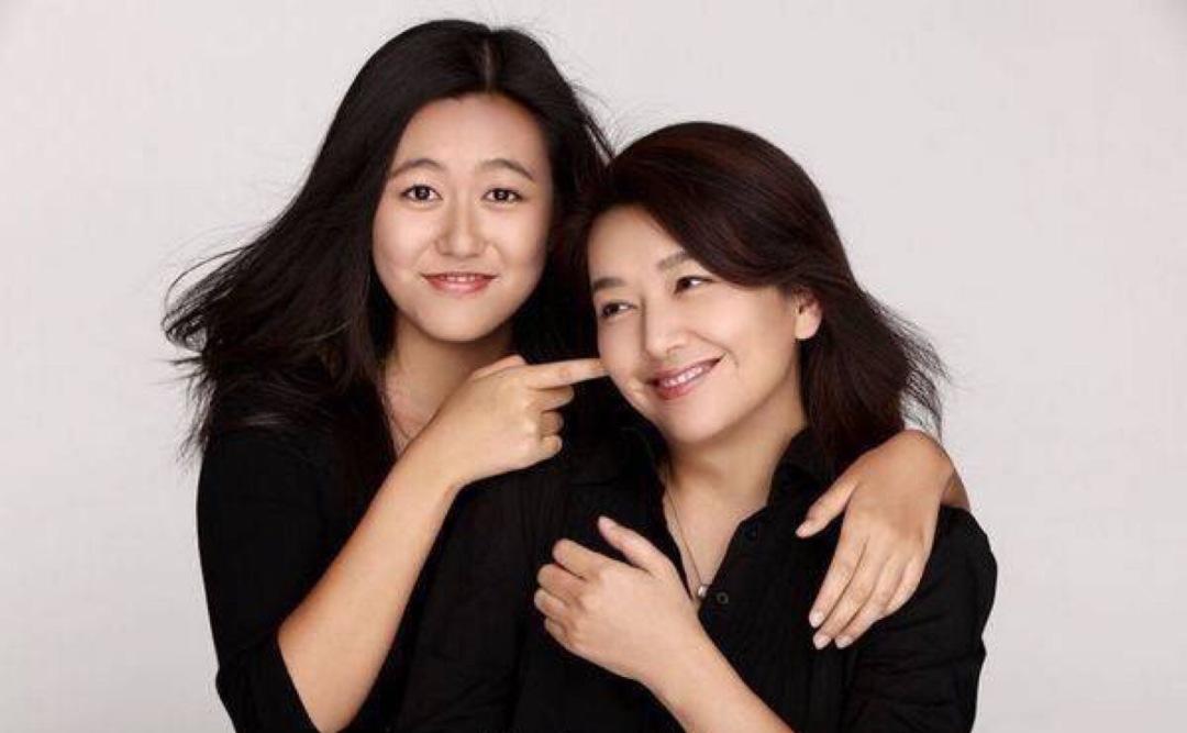 回顾江珊:与高曙光闪婚,和靳东姐弟恋,如今被新丈夫宠成宝