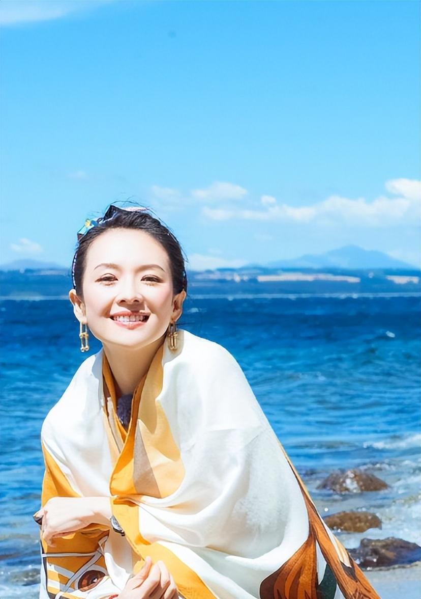 章子怡拍海边大片气场全开 眼神凌厉傲人身材吸睛