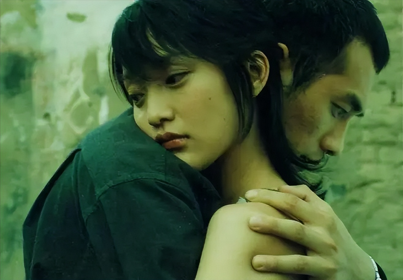 回顾黄觉:暧昧周迅,和徐静蕾同居5年,娶小14岁娇妻宠如宝