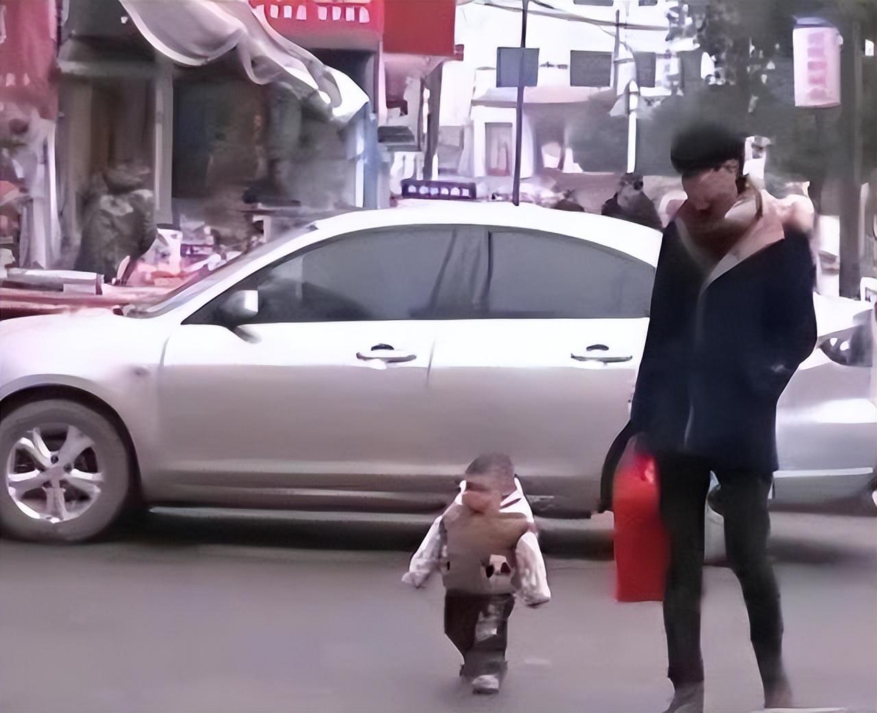 回顾袖珍人吴康:他的外表看似小孩,实则36岁,如今靠拼图发家致富