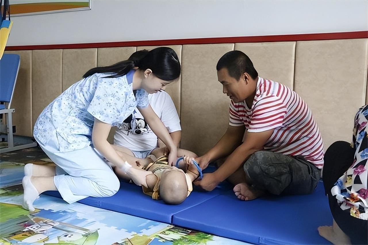 2010年丈夫带回脑瘫弃婴,为治病欠债百万,却发现和丈夫越长越像